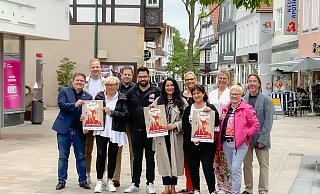 Jan-Christoph Wehrmann (Stadt Lübbecke, Wirtschaftsförderer), Steffen Weymann (Weymann Optik & Akustik), Christiane Levermann (CL), Peter Schmüser (Lübbecke Marketing), Soysal Caglar (SB-Lüning), Hüma Akar (Fashion Store), Sandra Koch (Stadt-Parfümerie Pieper), Stella Mohrfeld (Parfümerie HC), Britta Goertz (Schuhhaus Meyer und ABC Schuhe), Sabine Kolck-Pothe (Modehaus Böckmann) und Ralf Achterberg (Achterberg Optik) freuen sich auf die Premiere von "Wappenplatz um 11" am 10. Juni. - Lübbecke Marketing Jan-Christoph Wehrmann (Stadt Lübbecke, Wirtschaftsförderer), Steffen Weymann (Weymann Optik & Akustik), Christiane Levermann (CL), Peter Schmüser (Lübbecke Marketing), Soysal Caglar (SB-Lüning), Hüma Akar (Fashion Store), Sandra Koch (Stadt-Parfümerie Pieper), Stella Mohrfeld (Parfümerie HC), Britta Goertz (Schuhhaus Meyer und ABC Schuhe), Sabine Kolck-Pothe (Modehaus Böckmann) und Ralf Achterberg (Achterberg Optik) freuen sich auf die Premiere von "Wappenplatz um 11" am 10. Juni. - Lübbecke Marketing