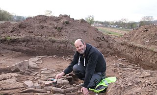 Höxters Archäologe als Straßenfeger auf dem Hellweg, wo zuletzt vor 750 Jahren Menschen und Pferdefuhrwerke unterwegs waren. Nahe des Huxarium Archäologiepark stieß Ralf Mahtyka auf die zweispurige Handelsroute. - Huxarium Höxters Archäologe als Straßenfeger auf dem Hellweg, wo zuletzt vor 750 Jahren Menschen und Pferdefuhrwerke unterwegs waren. Nahe des Huxarium Archäologiepark stieß Ralf Mahtyka auf die zweispurige Handelsroute. - Huxarium