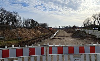 Das Baugrundstück an der Avenwedderstraße zwischen der Volksbank und dem Autohaus Bettenworth im März. - Philipp Kersten Das Baugrundstück an der Avenwedderstraße zwischen der Volksbank und dem Autohaus Bettenworth im März. - Philipp Kersten