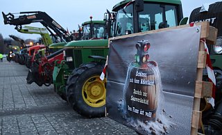 Landwirte haben auch am Montag wieder die Zufahrten zur A2 blockiert. - Alex Lehn/Archiv Landwirte haben auch am Montag wieder die Zufahrten zur A2 blockiert. - Alex Lehn/Archiv