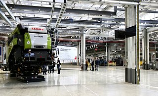 Bei Claas in Harsewinkel - hier ein Blick in die Werkshalle während des Neu- und Umbaus im Herbst 2021 - ist die Produktion infolge von Engpässen bei Material und Rohstoffen zurzeit in Teilen unterbrochen. - Robert Becker Bei Claas in Harsewinkel - hier ein Blick in die Werkshalle während des Neu- und Umbaus im Herbst 2021 - ist die Produktion infolge von Engpässen bei Material und Rohstoffen zurzeit in Teilen unterbrochen. - Robert Becker