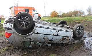 Der VW überschlug sich zweifach, bevor er auf dem Dach zum Liegen kam. - Polizei Minden-Lübbecke Der VW überschlug sich zweifach, bevor er auf dem Dach zum Liegen kam. - Polizei Minden-Lübbecke