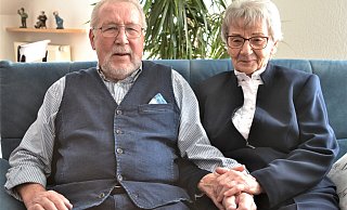 Friedel und Marlies Möller daheim auf dem Sofa. Heute feiern die beiden ihre Diamantene Hochzeit. - Meiko Haselhorst Friedel und Marlies Möller daheim auf dem Sofa. Heute feiern die beiden ihre Diamantene Hochzeit. - Meiko Haselhorst