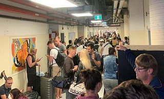 Im Schutzbunker des Flughafens von Tel Aviv versammeln sich nach einer Panik am Samstag viele Passagiere. - Richard Sprenkamp Im Schutzbunker des Flughafens von Tel Aviv versammeln sich nach einer Panik am Samstag viele Passagiere. - Richard Sprenkamp