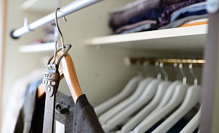 Neben Kleidungsstücken lagert der Angeklagte Rauschmittel und Drogengelder in seinem Kleiderschrank. - (Symbolbild) Pixabay Neben Kleidungsstücken lagert der Angeklagte Rauschmittel und Drogengelder in seinem Kleiderschrank. - (Symbolbild) Pixabay