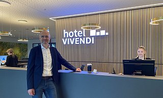 Jörg Kesselmeier, Gründer und Geschäftsführer von Connext, ist sehr zufrieden mit der Erweiterung des firmeneigenen Hotels Vivendi im Ballhorner Feld. - Marc Schröder Jörg Kesselmeier, Gründer und Geschäftsführer von Connext, ist sehr zufrieden mit der Erweiterung des firmeneigenen Hotels Vivendi im Ballhorner Feld. - Marc Schröder