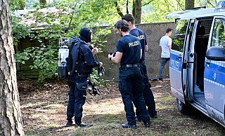 Taucher der Polizei haben die Leiche von Andrea S.-O. am Donnerstag in Gütersloh geborgen. - Wolfgang Wotke Taucher der Polizei haben die Leiche von Andrea S.-O. am Donnerstag in Gütersloh geborgen. - Wolfgang Wotke