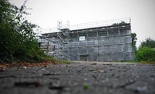 Das Baugerüst steht schon seit Wochen am Lehrschwimmbecken Melbergen. Bürokratische Hürden verhindern bislang aber einen Start der Stahlarbeiten. - Felix Eisele Das Baugerüst steht schon seit Wochen am Lehrschwimmbecken Melbergen. Bürokratische Hürden verhindern bislang aber einen Start der Stahlarbeiten. - Felix Eisele