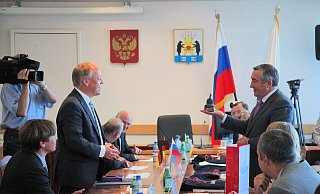 Vor zehn Jahren wurde Bielefelds Oberbürgermeister Pit Clausen feierlich vom damaligen Bürgermeister von Welikij Nowgorod, Juri Iwanowitsch Bobryschew, empfangen. Aktuell wäre so ein Treffen praktisch undenkbar. Foto: Archiv - nicht bekannt Vor zehn Jahren wurde Bielefelds Oberbürgermeister Pit Clausen feierlich vom damaligen Bürgermeister von Welikij Nowgorod, Juri Iwanowitsch Bobryschew, empfangen. Aktuell wäre so ein Treffen praktisch undenkbar. Foto: Archiv - nicht bekannt
