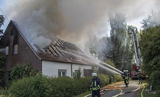 Die Lübbecker Feuerwehr konnte zwei Personen aus diesem Haus, dessen Dachstuhl komplett zerstört wurde, in Sicherheit bringen. - Bjoern Schroeder Die Lübbecker Feuerwehr konnte zwei Personen aus diesem Haus, dessen Dachstuhl komplett zerstört wurde, in Sicherheit bringen. - Bjoern Schroeder