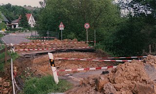 In Bad Oeynhausen wurde der Borstenbach durch das Pfingsthochwasser zum reißenden Strom und riss ein Loch in die Weserstraße. - Nicole Sielermann In Bad Oeynhausen wurde der Borstenbach durch das Pfingsthochwasser zum reißenden Strom und riss ein Loch in die Weserstraße. - Nicole Sielermann