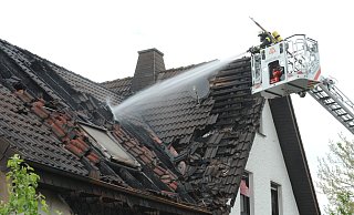 Von der Lübbecker Drehleiter aus öffneten die Feuerwehrleute die Dachhaut, suchten nach Glutnestern und löschten sie ab. - Joern Spreen-Ledebur Von der Lübbecker Drehleiter aus öffneten die Feuerwehrleute die Dachhaut, suchten nach Glutnestern und löschten sie ab. - Joern Spreen-Ledebur