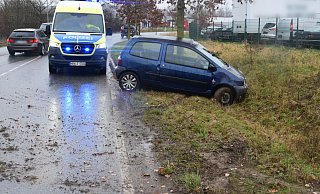 Der verunglückte Renault Twingo des Flucht-Fahrers. - Polizei Kreis Herford Der verunglückte Renault Twingo des Flucht-Fahrers. - Polizei Kreis Herford