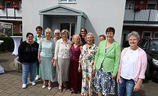 Die Schauspielerin Jutta Speidel und die Harfenistin Jenny Meyer (3.und 4.v.l.) sind Ehrengäste beim Delbrücker Beginenhauses. Bewohnerinnen sowie Schriftführerin Gisela Päsch-Pilz (2. v.l.), die Vorsitzende Renate Pape und Kassiererin Bettina Kuhlmann vom Hanne-Bette-Stiftungsvorstand freuen sich über das erfolgreiche Projekt. - Regina Brucksch Die Schauspielerin Jutta Speidel und die Harfenistin Jenny Meyer (3.und 4.v.l.) sind Ehrengäste beim Delbrücker Beginenhauses. Bewohnerinnen sowie Schriftführerin Gisela Päsch-Pilz (2. v.l.), die Vorsitzende Renate Pape und Kassiererin Bettina Kuhlmann vom Hanne-Bette-Stiftungsvorstand freuen sich über das erfolgreiche Projekt. - Regina Brucksch