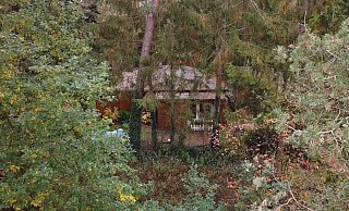 Ein Blick auf eine Laube am Würmsee in der Region Hannover. Absperrband der Polizei hängt an einem Zaun. - dpa Ein Blick auf eine Laube am Würmsee in der Region Hannover. Absperrband der Polizei hängt an einem Zaun. - dpa