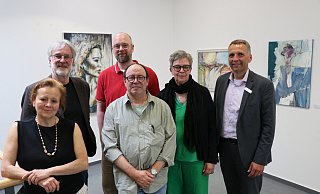 Alexandra Sucrow (Vorsitzende Kunstverein), Wolgang Brenner (Orga-Team Offene Ateliers), Kulturamtsleiter Maximilian Zindel, Horste Krause und Dagmar Venus (beide Orga-Team Offene Ateliers) und Oliver Bekiersch (Sparkasse Paderborn-Detmold-Höxter) in der oberen Etage der Begleitausstellung im Kunstverein. - Holger Kosbab Alexandra Sucrow (Vorsitzende Kunstverein), Wolgang Brenner (Orga-Team Offene Ateliers), Kulturamtsleiter Maximilian Zindel, Horste Krause und Dagmar Venus (beide Orga-Team Offene Ateliers) und Oliver Bekiersch (Sparkasse Paderborn-Detmold-Höxter) in der oberen Etage der Begleitausstellung im Kunstverein. - Holger Kosbab