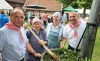 Carsten Tegethoff, Renate Regier, Maria Jacob und Volker Höddinghaus (v.l.) vom Plattdeutschen Kreis freuen sich über das gelungene Jubiläumsfest. Die Frauen zeigen, wir früher in einem Bruggepott ein Brennnesselsud zum Färben von Wolle gekocht wurde. - Regina Brucksch Carsten Tegethoff, Renate Regier, Maria Jacob und Volker Höddinghaus (v.l.) vom Plattdeutschen Kreis freuen sich über das gelungene Jubiläumsfest. Die Frauen zeigen, wir früher in einem Bruggepott ein Brennnesselsud zum Färben von Wolle gekocht wurde. - Regina Brucksch
