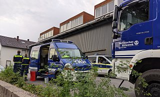 Ein Großaufgebot von Zollfahndern und THW war damit beschäftigt, die Halle an der Hägerstraße in Werther im Kreis Gütersloh auszuräumen. - Anja Hanneforth Ein Großaufgebot von Zollfahndern und THW war damit beschäftigt, die Halle an der Hägerstraße in Werther im Kreis Gütersloh auszuräumen. - Anja Hanneforth