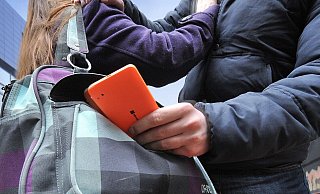 Ein 33-jähriger Dieb schnappte sich - hier ein Symbolfoto - auf dem Behindertenparkplatz am WEZ an der Weserstraße die Umhängetasche des 69-jährigen Rentners. - Andreas Frücht Ein 33-jähriger Dieb schnappte sich - hier ein Symbolfoto - auf dem Behindertenparkplatz am WEZ an der Weserstraße die Umhängetasche des 69-jährigen Rentners. - Andreas Frücht