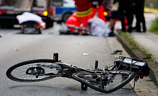 Der Radfahrer zog sich bei dem Unfall eine schwere Kopfverletzung zu. Acht Tage nach der Aufnahme ins Krankenhaus erlag er nun seinen Verletzungen. - Symbolfoto: picture alliance / dpa Der Radfahrer zog sich bei dem Unfall eine schwere Kopfverletzung zu. Acht Tage nach der Aufnahme ins Krankenhaus erlag er nun seinen Verletzungen. - Symbolfoto: picture alliance / dpa