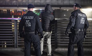 Bundespolizisten hatten am Wochenende vor allem nachts reichlich Arbeit rund um den Bielefelder Hauptbahnhof. - Symbolfoto: dpa / Paul Zinken Bundespolizisten hatten am Wochenende vor allem nachts reichlich Arbeit rund um den Bielefelder Hauptbahnhof. - Symbolfoto: dpa / Paul Zinken