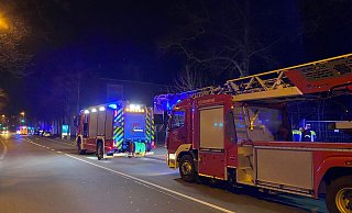 Die Gütersloher Berufsfeuerwehr und der Löschzug Gütersloh rückten mit insgesamt acht Fahrzeugen und zwei Drehleitern aus. - Christian Bröder Die Gütersloher Berufsfeuerwehr und der Löschzug Gütersloh rückten mit insgesamt acht Fahrzeugen und zwei Drehleitern aus. - Christian Bröder