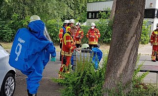 Die Einsatzkräfte machen sich aktuell unter Vollschutz ein Bild vom Ausmaß des Gasaustrittes. - Doris Christoph Die Einsatzkräfte machen sich aktuell unter Vollschutz ein Bild vom Ausmaß des Gasaustrittes. - Doris Christoph