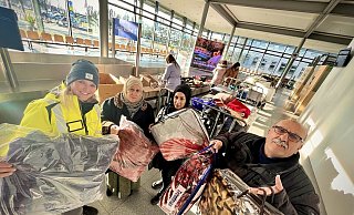 Die Koordination der Sammelstelle liegt in den Händen von Airport-Mitarbeiterin Luisa Peitz (l.). Sie nahm auch die Decken entgegen, die (ab 2. v. l.) Misgim, Houla und Ahmed Kanet mitgebracht hatten. - Jens Reddeker Die Koordination der Sammelstelle liegt in den Händen von Airport-Mitarbeiterin Luisa Peitz (l.). Sie nahm auch die Decken entgegen, die (ab 2. v. l.) Misgim, Houla und Ahmed Kanet mitgebracht hatten. - Jens Reddeker