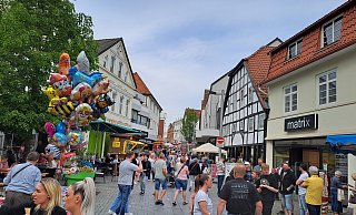 Die Eschstraße war am späten Sonntagnachmittag zum Frühlingsfest mit dem Verkaufsoffenen gut gefüllt. - Peter Heidbrink Die Eschstraße war am späten Sonntagnachmittag zum Frühlingsfest mit dem Verkaufsoffenen gut gefüllt. - Peter Heidbrink