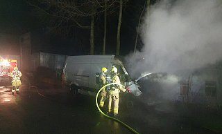 Die Feuerwehr erstickt die Flammen durch einen Löschangriff mit zwei C-Rohren. - Feuerwehr Paderborn Die Feuerwehr erstickt die Flammen durch einen Löschangriff mit zwei C-Rohren. - Feuerwehr Paderborn