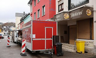Verkaufswagen stehen rund ein halbes Jahr nach dem Hochwasser in Schleiden-Gemünd vor leeren Geschäften in der Fußgängerzone. Die Stadt in der Eifel wurde bei dem Hochwasser im Juli 2021 schwer getroffen. - picture alliance/dpa Verkaufswagen stehen rund ein halbes Jahr nach dem Hochwasser in Schleiden-Gemünd vor leeren Geschäften in der Fußgängerzone. Die Stadt in der Eifel wurde bei dem Hochwasser im Juli 2021 schwer getroffen. - picture alliance/dpa