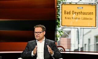Bürgermeister Lars Bökenkröger erklärt bei "Lanz", dass die Kommunen hilflos einer besorgniserregenden Entwicklung zusehen müssten. - Markus Hertrich/ZDF Bürgermeister Lars Bökenkröger erklärt bei "Lanz", dass die Kommunen hilflos einer besorgniserregenden Entwicklung zusehen müssten. - Markus Hertrich/ZDF