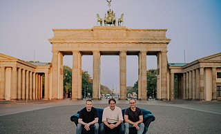 Der Gütersloher Johannes Fenner (r.) hat das Immobilien-Start-Up „Justhome“ gegründet. Mittlerweile steht hinter ihm ein Team aus 14 Mitarbeitern, darunter auch seine Co-Geschäftsführer Martin Mehlitz (l.) und Marc Rustige (Mitte). - Just Home Der Gütersloher Johannes Fenner (r.) hat das Immobilien-Start-Up „Justhome“ gegründet. Mittlerweile steht hinter ihm ein Team aus 14 Mitarbeitern, darunter auch seine Co-Geschäftsführer Martin Mehlitz (l.) und Marc Rustige (Mitte). - Just Home