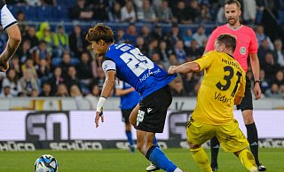 Arminia Bielefelds Kaito Mizuta wird von Saarbrückens Richard Neudecker mit einem Trikotziehen gestoppt. - Andreas Zobe Arminia Bielefelds Kaito Mizuta wird von Saarbrückens Richard Neudecker mit einem Trikotziehen gestoppt. - Andreas Zobe