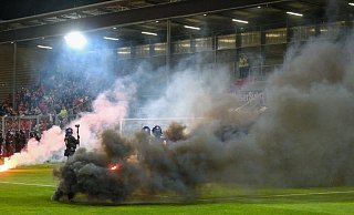 Auch die angerückten Beamten der Polizei wurden von Arminia-Anhängern mit Pyrotechnik beworfen. - Andreas Zobe Auch die angerückten Beamten der Polizei wurden von Arminia-Anhängern mit Pyrotechnik beworfen. - Andreas Zobe