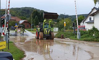 In Ottbergen wurde der Bahnübergang mit Schlamm überspült. Die Feuerwehr war mehr als fünf Stunden im Einsatz. - Heiner Ahrens In Ottbergen wurde der Bahnübergang mit Schlamm überspült. Die Feuerwehr war mehr als fünf Stunden im Einsatz. - Heiner Ahrens