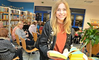 Die österreichische Autorin Tanja Mairhofer verrät bei der Lesung in der Gemeindebücherei, warum keine Frau immer allen gefallen muss und Ratgeber-Bücher meist völlig überflüssig sind. - Karin Prignitz Die österreichische Autorin Tanja Mairhofer verrät bei der Lesung in der Gemeindebücherei, warum keine Frau immer allen gefallen muss und Ratgeber-Bücher meist völlig überflüssig sind. - Karin Prignitz