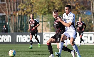 Arminia Bielefelds Frederik Jäkel (r.) kämpft mit dem Fortunen Felix Klaus um den Ball. - © PaetzelPress Arminia Bielefelds Frederik Jäkel (r.) kämpft mit dem Fortunen Felix Klaus um den Ball. - © PaetzelPress