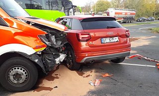 Die Besatzung eines Rettungswagens wurde am Freitagmorgen bei einer Einsatzfahrt in einen Unfall verwickelt und verletzt. - NW Die Besatzung eines Rettungswagens wurde am Freitagmorgen bei einer Einsatzfahrt in einen Unfall verwickelt und verletzt. - NW