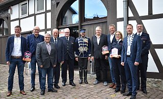 Bürgermeister Matthias Möllers mit allen Gewinnern des Heimat-Preises sowie den Laudatoren. (v. l.) Marc Michalowitz, Bernhard Hoppe-Biermeyer, Christoph Heinemann, Pfarrer i.R. Martin Goeke, Elmar Keuter, Sven Scharnhorst, Konrad Dommes, Dietmar Leineweber, Claudia Dommes, Bürgermeister Matthias Möllers und Sebastian Klöseler. - Lennart Schlütz Bürgermeister Matthias Möllers mit allen Gewinnern des Heimat-Preises sowie den Laudatoren. (v. l.) Marc Michalowitz, Bernhard Hoppe-Biermeyer, Christoph Heinemann, Pfarrer i.R. Martin Goeke, Elmar Keuter, Sven Scharnhorst, Konrad Dommes, Dietmar Leineweber, Claudia Dommes, Bürgermeister Matthias Möllers und Sebastian Klöseler. - Lennart Schlütz