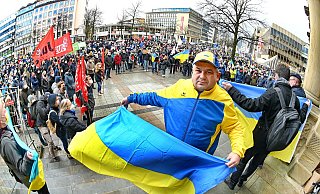 Während die Menschen vor dem Rathaus demonstrieren, trifft die Stadtverwaltung erste Vorbereitungen für die Aufnahme von Flüchtlingen aus der Ukraine. - Barbara Franke Während die Menschen vor dem Rathaus demonstrieren, trifft die Stadtverwaltung erste Vorbereitungen für die Aufnahme von Flüchtlingen aus der Ukraine. - Barbara Franke