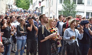 Spannung beim Public Viewing 2018 auf dem Franz-Stock-Platz. Darauf werden Fußballfans in Paderborn während der kommenden EM verzichten müssen. - Svenja Ludwig Spannung beim Public Viewing 2018 auf dem Franz-Stock-Platz. Darauf werden Fußballfans in Paderborn während der kommenden EM verzichten müssen. - Svenja Ludwig