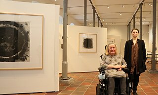 Drei Monate investierte Museumsleiterin Andrea Brockmann (l.) als Kuratorin gemeinsam mit der Volontärin Tanja Keck (r.) in die neue Intermezzo-Ausstellung. Im Hintergrund hängen Zeichnungen von Wilfried Hagebölling. - Mareike Gröneweg Drei Monate investierte Museumsleiterin Andrea Brockmann (l.) als Kuratorin gemeinsam mit der Volontärin Tanja Keck (r.) in die neue Intermezzo-Ausstellung. Im Hintergrund hängen Zeichnungen von Wilfried Hagebölling. - Mareike Gröneweg