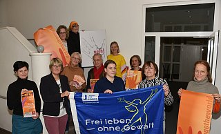 Das Frauennetzwerk Höxter, die Bäckerei Engel, der Zonta-Club und die Gleichstellungsbeauftragte der Stadt Höxter präsentieren das Aktionsprogramm zum Intern. Tag gegen Gewalt an Frauen in Höxter. - Thomas Kube Das Frauennetzwerk Höxter, die Bäckerei Engel, der Zonta-Club und die Gleichstellungsbeauftragte der Stadt Höxter präsentieren das Aktionsprogramm zum Intern. Tag gegen Gewalt an Frauen in Höxter. - Thomas Kube