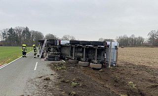 Der Muldenkipper des Warendorfer Baustoffunternehmens landete bei dem Unfall im Kreis Gütersloh auf der Seite. - Burkhard Hoeltzenbein Der Muldenkipper des Warendorfer Baustoffunternehmens landete bei dem Unfall im Kreis Gütersloh auf der Seite. - Burkhard Hoeltzenbein