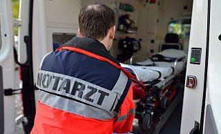Am 25. Juni soll der 30-jähirge Angeklagte seine Ex-Freundin mit einem Messer tödlich verletzt haben. Ein Notarzt konnte damals nur noch den Tod der 23-Jährigen aus dem Kreis Gütersloh feststellen. - Symbolbild/Picture Alliance Am 25. Juni soll der 30-jähirge Angeklagte seine Ex-Freundin mit einem Messer tödlich verletzt haben. Ein Notarzt konnte damals nur noch den Tod der 23-Jährigen aus dem Kreis Gütersloh feststellen. - Symbolbild/Picture Alliance