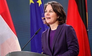 Die deutsche Außenministerin Annalena Baerbock (Bündnis 90/Die Grünen) reist zu ihrem Amtsanritt nach Amerika, um über den Ukraine-Konflikt zu sprechen. - picture alliance/dpa/afp-pool Die deutsche Außenministerin Annalena Baerbock (Bündnis 90/Die Grünen) reist zu ihrem Amtsanritt nach Amerika, um über den Ukraine-Konflikt zu sprechen. - picture alliance/dpa/afp-pool