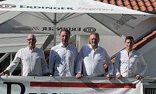Ralf Zumplasse (v.l.), Siegbert Lilienkamp, Helmut Dennig (Businessclub), und Gregor von Hinten (Golfclub) freuen sich darüber, dass das sechste Charity Turnier das höchste Ergebnis eingespielt hat, - Elke Niedringhaus-Haasper Ralf Zumplasse (v.l.), Siegbert Lilienkamp, Helmut Dennig (Businessclub), und Gregor von Hinten (Golfclub) freuen sich darüber, dass das sechste Charity Turnier das höchste Ergebnis eingespielt hat, - Elke Niedringhaus-Haasper