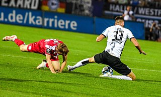 Arminia Bielefelds Henrik Koch (l.) foult Felix Higl und wird dafür mit Gelb verwarnt. Wenig später fliegt der 17-Jährige vom Platz. - IMAGO/Nordphoto Arminia Bielefelds Henrik Koch (l.) foult Felix Higl und wird dafür mit Gelb verwarnt. Wenig später fliegt der 17-Jährige vom Platz. - IMAGO/Nordphoto