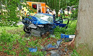 Auf der Kreisstraße 16 bei Brenken kam am Mittwochnachnittag ein mit zwei Personen besetzter Skoda von der Fahrbahn ab und prallte gegen einen Baum. - Ralph Meyer Auf der Kreisstraße 16 bei Brenken kam am Mittwochnachnittag ein mit zwei Personen besetzter Skoda von der Fahrbahn ab und prallte gegen einen Baum. - Ralph Meyer